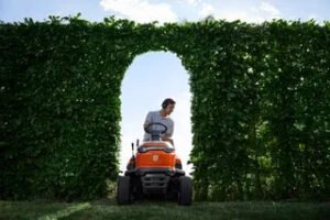 Husqvarna TS 120 42 in. 19 HP Riding Lawn Mower - Image 9
